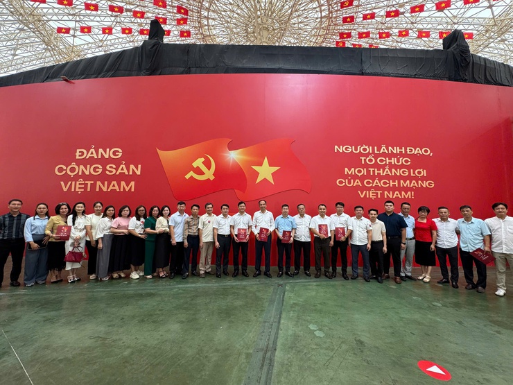 Lãnh đạo phường Tây Hồ tham gia sinh hoạt chuyên đề tại Triển lãm 80 năm thành tựu đất nước- Ảnh 1.