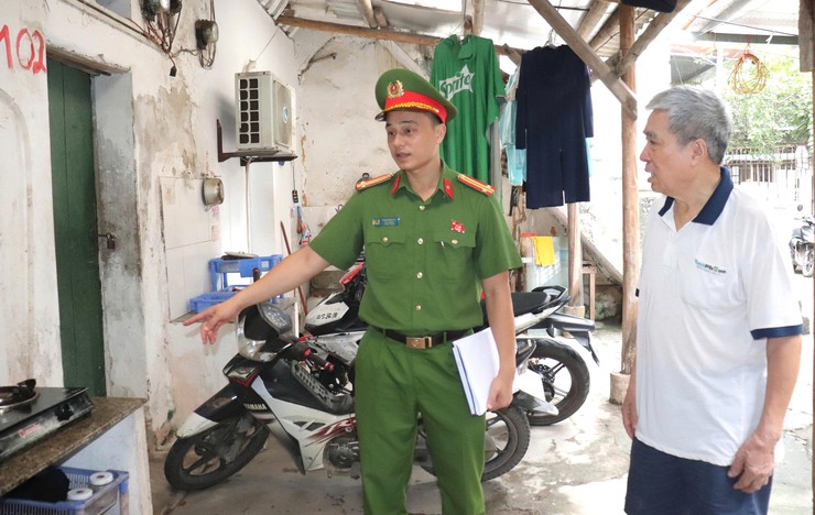 Bát Tràng ra quân kiểm tra công tác an toàn phòng cháy chữa cháy và cứu nạn cứu hộ trên địa bàn- Ảnh 2.