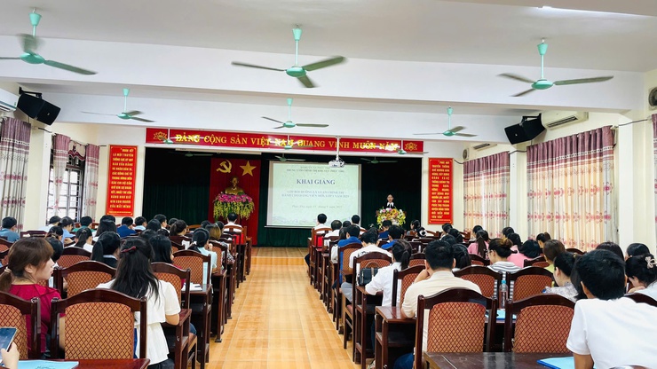 Khai giảng Lớp bồi dưỡng lý luận chính trị dành cho đảng viên mới năm 2025- Ảnh 4.
