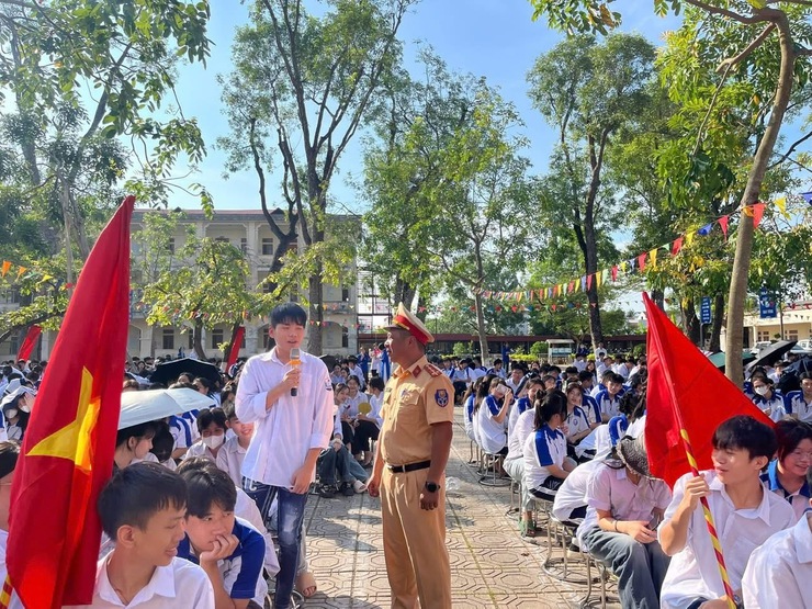 Hơn 1.500 học sinh trường THPT Ứng Hòa B tham gia ngoại khóa tuyên truyền pháp luật, phòng chống tệ nạn xã hội và kỹ năng phòng cháy chữa cháy.- Ảnh 3.