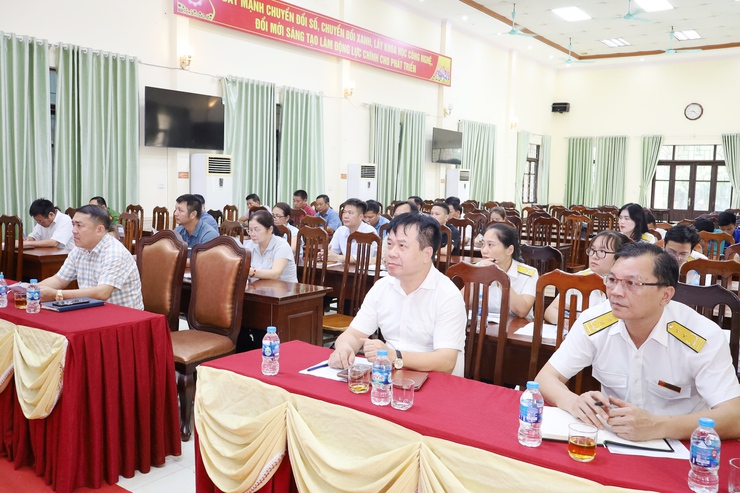 UBND xã Phú Cát tổ chức hội nghị tập huấn triển khai nộp thuế sử dụng đất phi nông nghiệp qua ứng dụng eTax Mobile- Ảnh 1.