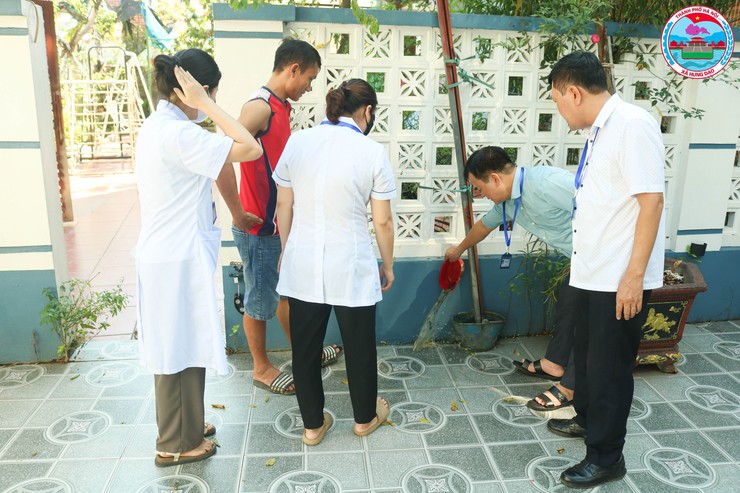 Trạm Y Tế xã Hưng Đạo ra quân tổng vệ sinh môi trường, diệt bọ gậy tại ổ dịch thôn Yên Quán- Ảnh 1.