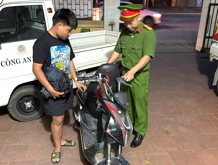 CÔNG AN XÃ NỘI BÀI TĂNG CƯỜNG KIỂM TRA, XỬ LÝ VI PHẠM TTATGT TRONG LỨA TUỔI HỌC SINH- Ảnh 2.