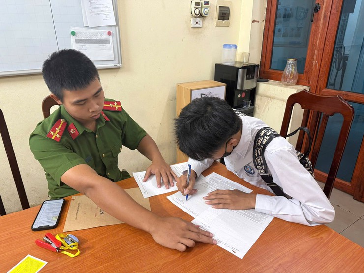 CÔNG AN XÃ NỘI BÀI TĂNG CƯỜNG KIỂM TRA, XỬ LÝ VI PHẠM TTATGT TRONG LỨA TUỔI HỌC SINH- Ảnh 3.