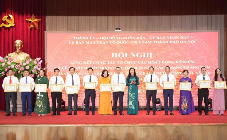 UBND phường Hoàn Kiếm vinh dự được UBND Thành phố Hà Nội trao tặng Bằng khen có thành tích xuất sắc trong các hoạt động kỷ niệm 80 năm- Ảnh 2.