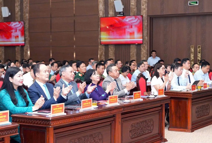 UBND phường Hoàn Kiếm vinh dự được UBND Thành phố Hà Nội trao tặng Bằng khen có thành tích xuất sắc trong các hoạt động kỷ niệm 80 năm- Ảnh 1.