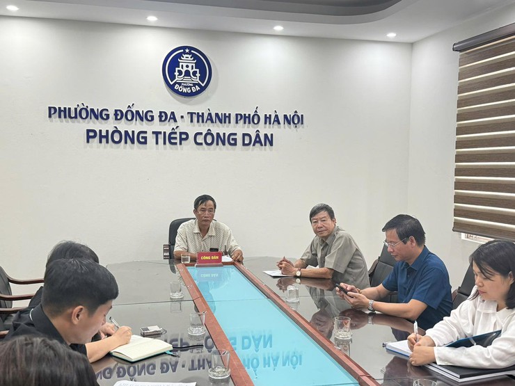 Đồng chí Nguyễn Ngọc Việt - TUV, Bí thư Đảng ủy, Chủ tịch HĐND phường Đống Đa chủ trì buổi tiếp công dân định kỳ tháng 9/2025- Ảnh 1.
