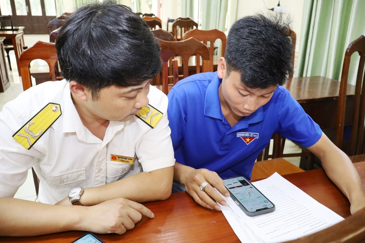 UBND xã Phú Cát tổ chức hội nghị tập huấn triển khai nộp thuế sử dụng đất phi nông nghiệp qua ứng dụng eTax Mobile- Ảnh 6.