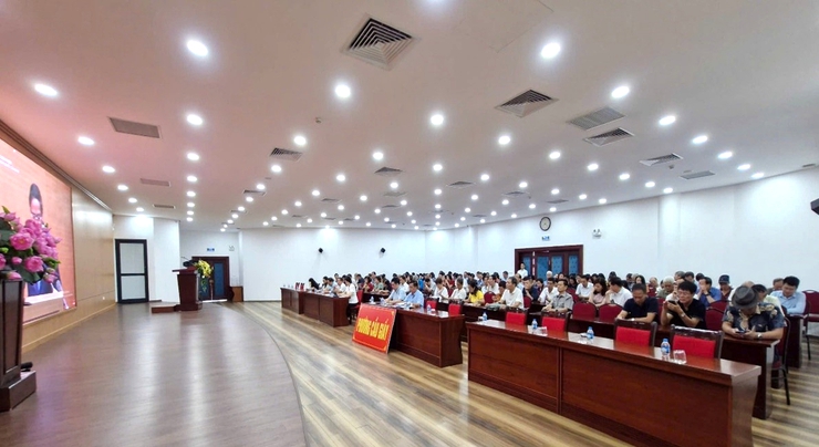 Đảng bộ phường Cầu Giấy tiếp sóng trực tuyến Hội nghị toàn quốc quán triệt, triển khai thực hiện 04 Nghị quyết của Bộ Chính trị
- Ảnh 2.