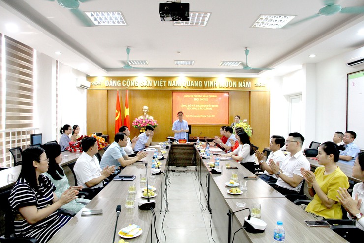Công bố quyết định điều động cán bộ, công chức của Đảng uỷ - UBND phường Xuân Phương- Ảnh 1.