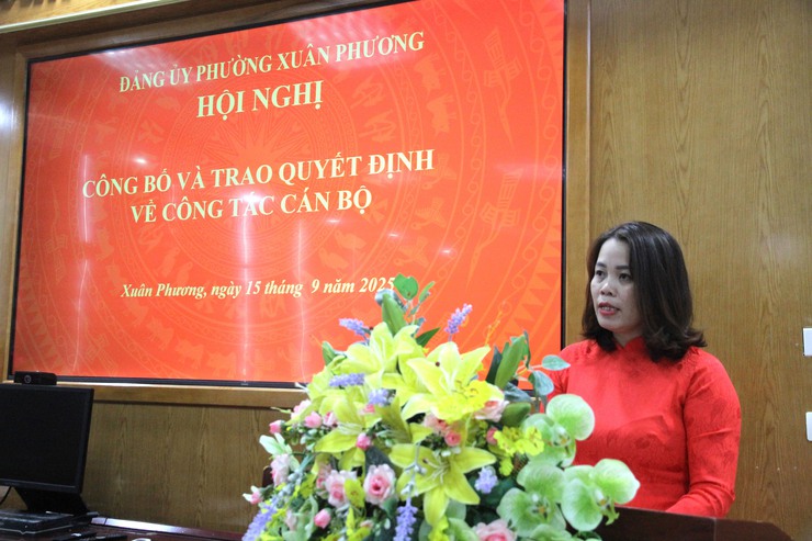 Công bố quyết định điều động cán bộ, công chức của Đảng uỷ - UBND phường Xuân Phương- Ảnh 2.