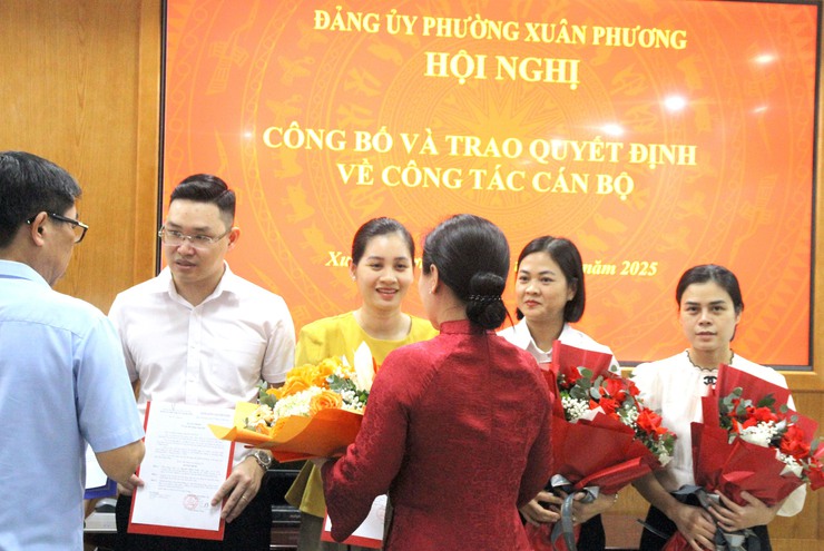 Công bố quyết định điều động cán bộ, công chức của Đảng uỷ - UBND phường Xuân Phương- Ảnh 3.