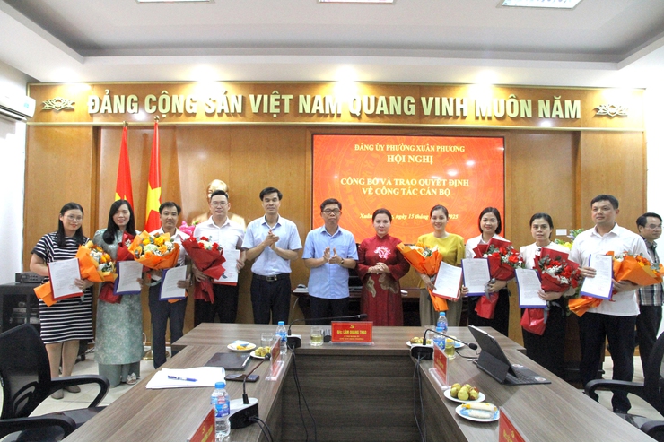 Công bố quyết định điều động cán bộ, công chức của Đảng uỷ - UBND phường Xuân Phương- Ảnh 5.