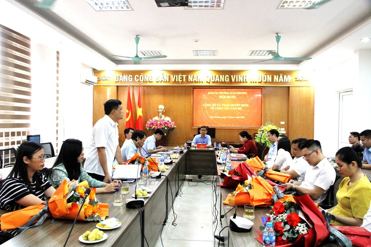 Công bố quyết định điều động cán bộ, công chức của Đảng uỷ - UBND phường Xuân Phương- Ảnh 7.
