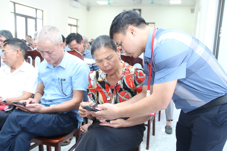 UBND xã Hòa Xá tổ chức hội nghị triển khai kế hoạch thu nộp thuế sử dụng đất phi nông nghiệp bằng eTax Mobile- Ảnh 9.