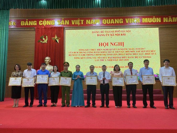 ĐẢNG ỦY XÃ NỘI BÀI KHEN THƯỞNG 20 TẬP THỂ, 34 CÁ NHÂN CÓ THÀNH TÍCH XUẤT SẮC TRONG ĐỢT THI ĐUA CAO ĐIỂM TỔ CHỨC ĐẠI HỘI ĐẠI BIỂU ĐẢNG BỘ XÃ NỘI BÀI LẦN THỨ I VÀ CÔNG TÁC ĐỔI THẺ ĐẢNG VIÊN- Ảnh 2.