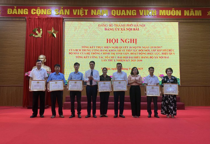 ĐẢNG ỦY XÃ NỘI BÀI KHEN THƯỞNG 20 TẬP THỂ, 34 CÁ NHÂN CÓ THÀNH TÍCH XUẤT SẮC TRONG ĐỢT THI ĐUA CAO ĐIỂM TỔ CHỨC ĐẠI HỘI ĐẠI BIỂU ĐẢNG BỘ XÃ NỘI BÀI LẦN THỨ I VÀ CÔNG TÁC ĐỔI THẺ ĐẢNG VIÊN- Ảnh 3.