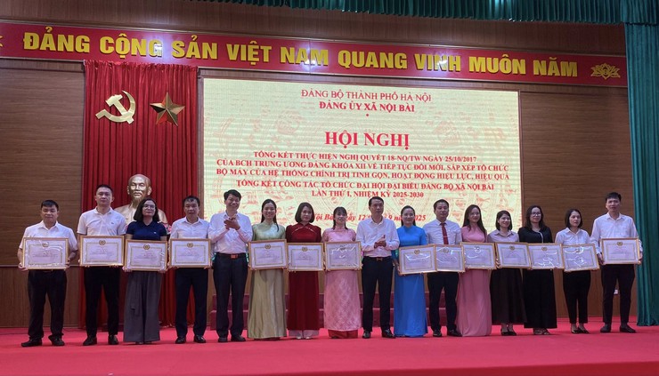 ĐẢNG ỦY XÃ NỘI BÀI KHEN THƯỞNG 20 TẬP THỂ, 34 CÁ NHÂN CÓ THÀNH TÍCH XUẤT SẮC TRONG ĐỢT THI ĐUA CAO ĐIỂM TỔ CHỨC ĐẠI HỘI ĐẠI BIỂU ĐẢNG BỘ XÃ NỘI BÀI LẦN THỨ I VÀ CÔNG TÁC ĐỔI THẺ ĐẢNG VIÊN- Ảnh 4.