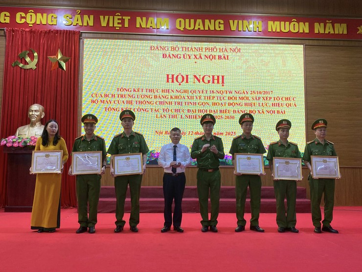 ĐẢNG ỦY XÃ NỘI BÀI KHEN THƯỞNG 20 TẬP THỂ, 34 CÁ NHÂN CÓ THÀNH TÍCH XUẤT SẮC TRONG ĐỢT THI ĐUA CAO ĐIỂM TỔ CHỨC ĐẠI HỘI ĐẠI BIỂU ĐẢNG BỘ XÃ NỘI BÀI LẦN THỨ I VÀ CÔNG TÁC ĐỔI THẺ ĐẢNG VIÊN- Ảnh 6.