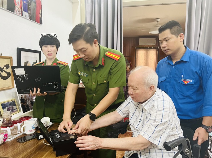 Công an phường Yên Hòa tích cực tham gia Chiến dịch "45 ngày đêm hỗ trợ hoạt động chuyển đổi số trong giai đoạn đầu thực hiện mô hình chính quyền địa phương hai cấp"- Ảnh 2.