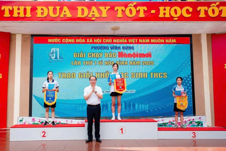 
Gần 500 vận động viên phường Vĩnh Hưng, thành phố Hà Nội tham gia "Giải chạy Báo Hànộimới lần thứ 1- Vì hòa bình năm 2025"- Ảnh 7.