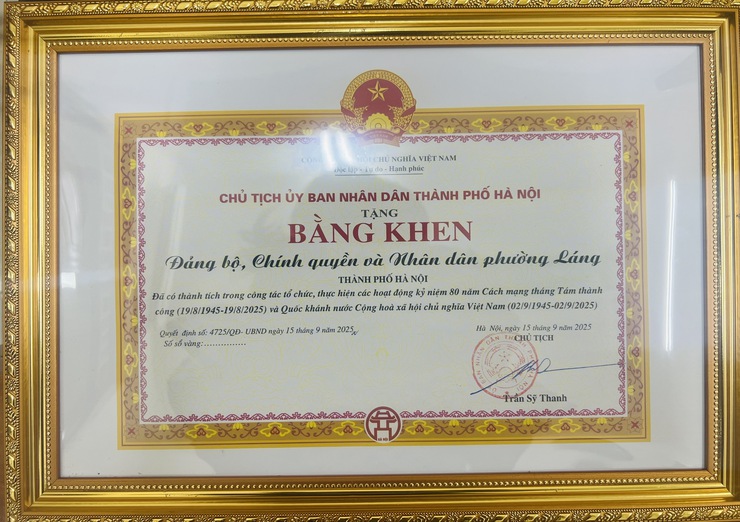 PHƯỜNG LÁNG VINH DỰ ĐƯỢC NHẬN BẰNG KHEN CỦA CHỦ TỊCH UBND THÀNH PHỐ HÀ NỘI VỀ THÀNH TÍCH XUẤT SẮC TRONG CÁC HOẠT ĐỘNG KỶ NIỆM 80 NĂM CÁCH MẠNG THÁNG TÁM VÀ QUỐC KHÁNH NƯỚC CỘNG HÒA XÃ HỘI CHỦ NGHĨA VIỆT NAM- Ảnh 1.