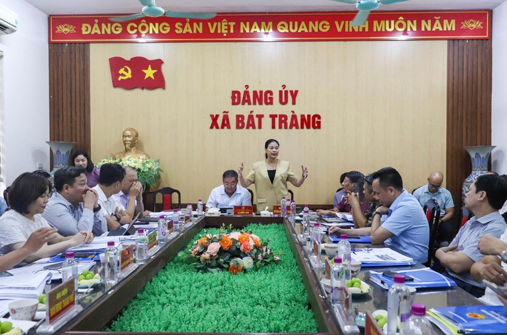 Phó Chủ tịch thường trực UBND Thành phố Hà Nội làm việc với xã Bát Tràng về việc thành lập Khu phát triển thương mại và văn hoá bảo tàng sinh thái làng cổ Bát Tràng- Ảnh 2.