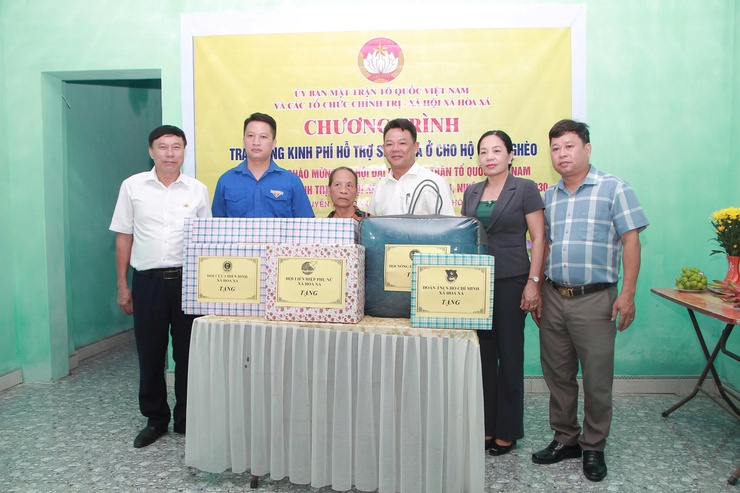 MTTQ XÃ DÂNG HƯƠNG, HOA VIẾNG NGHĨA TRANG LIỆT SỸ VÀ TRAO HỖ TRỢ SỬA CHỮA NHÀ Ở CHO HỘ CẬN NGHÈO- Ảnh 2.