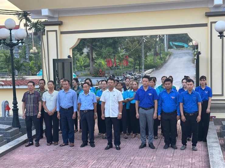 MTTQ XÃ DÂNG HƯƠNG, HOA VIẾNG NGHĨA TRANG LIỆT SỸ VÀ TRAO HỖ TRỢ SỬA CHỮA NHÀ Ở CHO HỘ CẬN NGHÈO- Ảnh 4.
