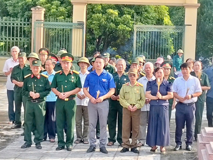 MTTQ XÃ DÂNG HƯƠNG, HOA VIẾNG NGHĨA TRANG LIỆT SỸ VÀ TRAO HỖ TRỢ SỬA CHỮA NHÀ Ở CHO HỘ CẬN NGHÈO- Ảnh 8.