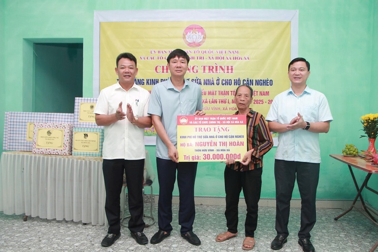 MTTQ XÃ DÂNG HƯƠNG, HOA VIẾNG NGHĨA TRANG LIỆT SỸ VÀ TRAO HỖ TRỢ SỬA CHỮA NHÀ Ở CHO HỘ CẬN NGHÈO- Ảnh 1.
