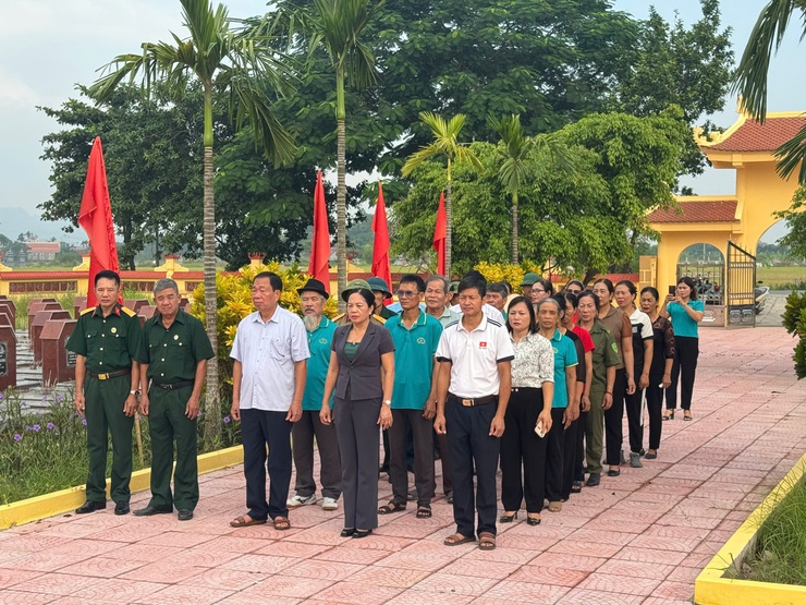 MTTQ XÃ DÂNG HƯƠNG, HOA VIẾNG NGHĨA TRANG LIỆT SỸ VÀ TRAO HỖ TRỢ SỬA CHỮA NHÀ Ở CHO HỘ CẬN NGHÈO- Ảnh 9.