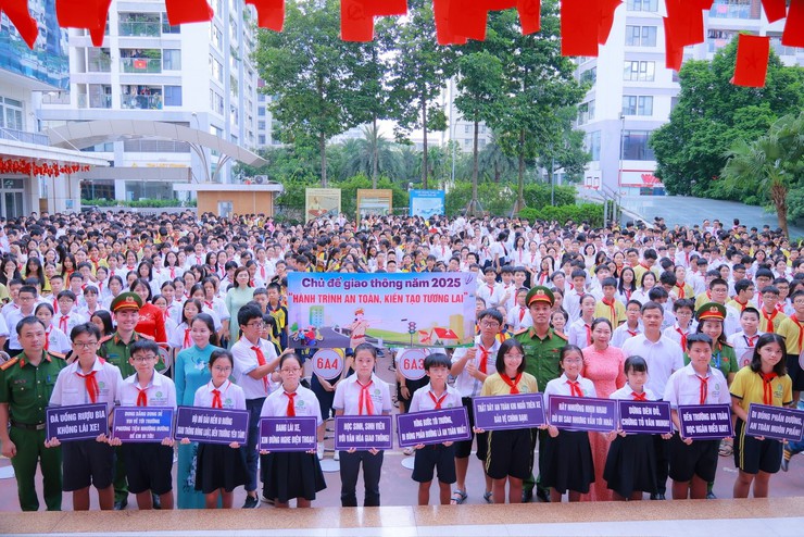 Công an phường Thanh Xuân đẩy mạnh tuyên truyền, giáo dục pháp luật về trật tự an toàn giao thông tại trường học- Ảnh 1.