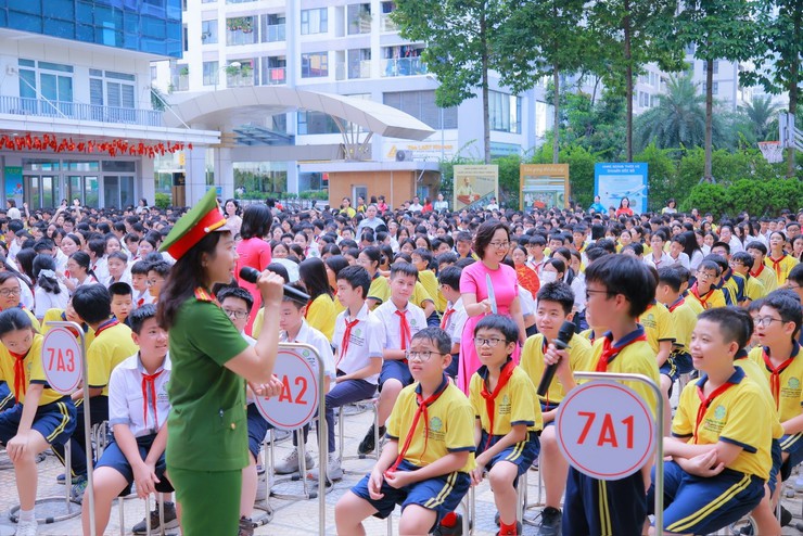 Công an phường Thanh Xuân đẩy mạnh tuyên truyền, giáo dục pháp luật về trật tự an toàn giao thông tại trường học- Ảnh 2.