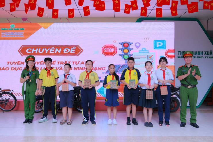 Công an phường Thanh Xuân đẩy mạnh tuyên truyền, giáo dục pháp luật về trật tự an toàn giao thông tại trường học- Ảnh 4.