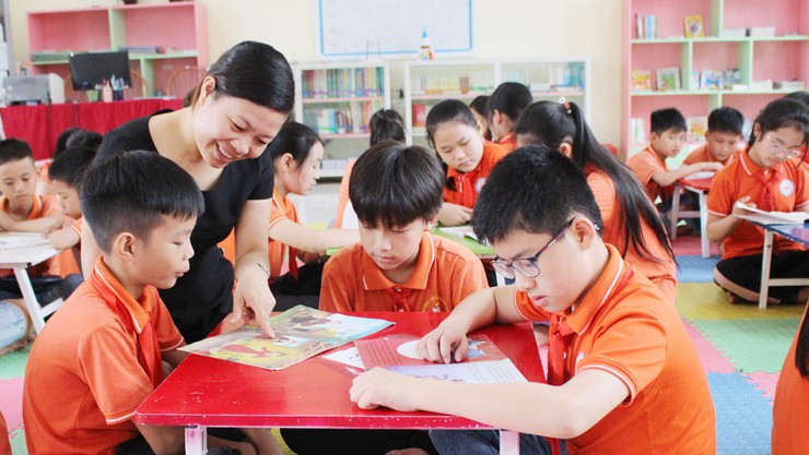 Từ năm học 2026-2027, thay vì học nhiều bộ sách giáo khoa như hiện nay, học sinh toàn quốc sẽ chỉ học một bộ sách giáo khoa- Ảnh 2.
