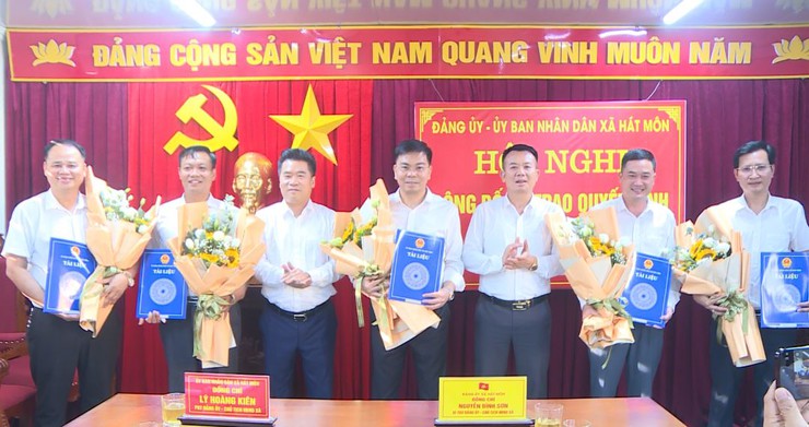Đảng uỷ -UBND xã Hát Môn Công bố và trao Quyết định công tác cán bộ- Ảnh 2.