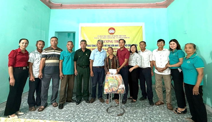 MTTQ XÃ DÂNG HƯƠNG, HOA VIẾNG NGHĨA TRANG LIỆT SỸ VÀ TRAO HỖ TRỢ SỬA CHỮA NHÀ Ở CHO HỘ CẬN NGHÈO- Ảnh 3.