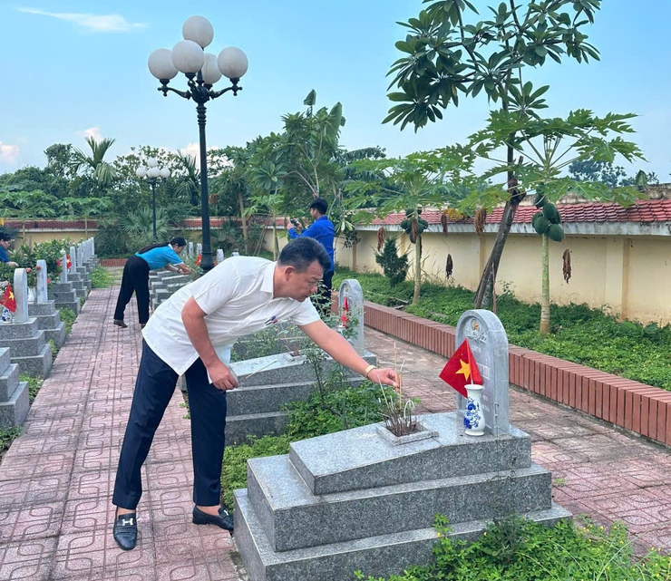 MTTQ XÃ DÂNG HƯƠNG, HOA VIẾNG NGHĨA TRANG LIỆT SỸ VÀ TRAO HỖ TRỢ SỬA CHỮA NHÀ Ở CHO HỘ CẬN NGHÈO- Ảnh 10.
