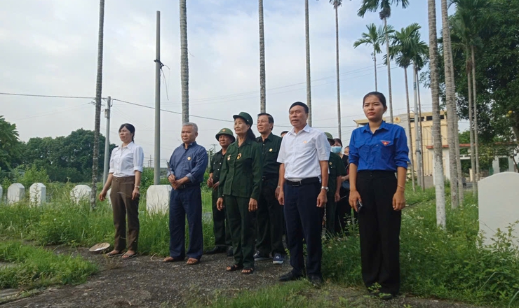 MTTQ XÃ DÂNG HƯƠNG, HOA VIẾNG NGHĨA TRANG LIỆT SỸ VÀ TRAO HỖ TRỢ SỬA CHỮA NHÀ Ở CHO HỘ CẬN NGHÈO- Ảnh 7.