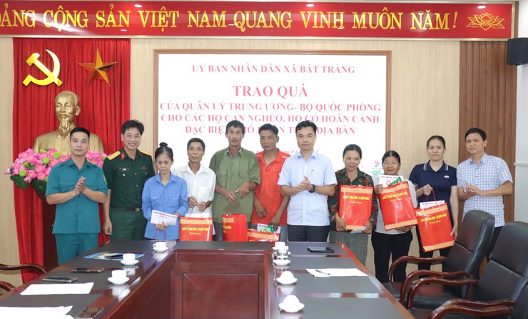 UBND xã Bát Tràng trao tặng 7 suất quà của Quân uỷ Trung ương- Bộ Quốc phòng tới các hộ cận nghèo, hộ có hoàn cảnh khó khăn trên địa bàn xã- Ảnh 1.
