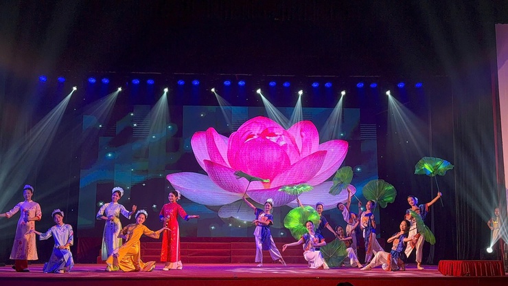 Đội thi phường Bạch Mai tham dự vòng Chung khảo cấp Thành phố Hội thi Thiếu nhi Thủ đô Tuyên truyền giới thiệu sách, Múa hát tập thể và Ca khúc măng non năm 2025
- Ảnh 2.