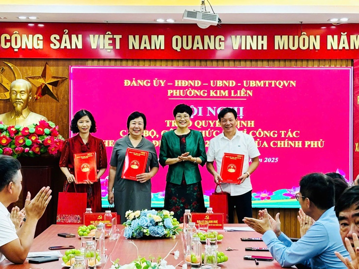 ĐẢNG ỦY - HĐND - UBND - ỦY BAN MTTQ VIỆT NAM PHƯỜNG KIM LIÊN TỔ CHỨC HỘI NGHỊ TRAO QUYẾT ĐỊNH NGHỈ CÔNG TÁC ĐỐI VỚI CÁN BỘ, CÔNG CHỨC THEO NGHỊ ĐỊNH 178/2024/NĐ-CP VÀ NGHỊ ĐỊNH SỐ 67/2025/NĐ-CP (SỬA ĐỔI, BỔ SUNG) CỦA CHÍNH PHỦ- Ảnh 2.