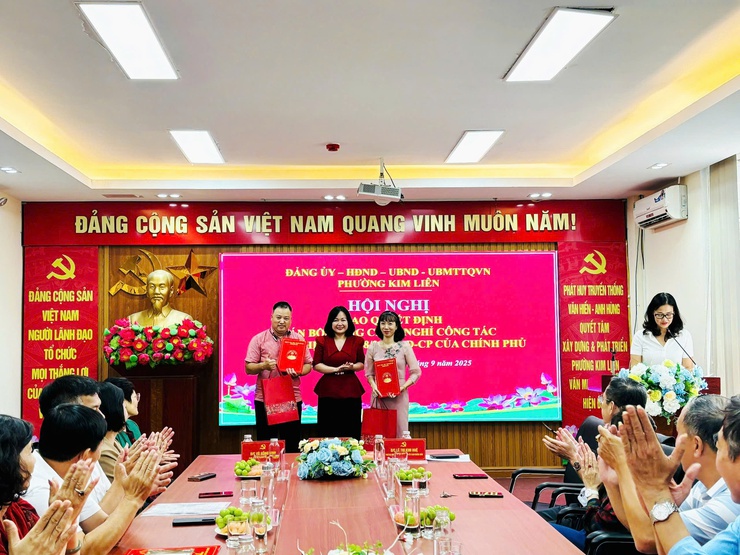 ĐẢNG ỦY - HĐND - UBND - ỦY BAN MTTQ VIỆT NAM PHƯỜNG KIM LIÊN TỔ CHỨC HỘI NGHỊ TRAO QUYẾT ĐỊNH NGHỈ CÔNG TÁC ĐỐI VỚI CÁN BỘ, CÔNG CHỨC THEO NGHỊ ĐỊNH 178/2024/NĐ-CP VÀ NGHỊ ĐỊNH SỐ 67/2025/NĐ-CP (SỬA ĐỔI, BỔ SUNG) CỦA CHÍNH PHỦ- Ảnh 4.