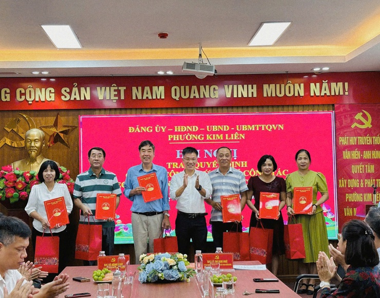 ĐẢNG ỦY - HĐND - UBND - ỦY BAN MTTQ VIỆT NAM PHƯỜNG KIM LIÊN TỔ CHỨC HỘI NGHỊ TRAO QUYẾT ĐỊNH NGHỈ CÔNG TÁC ĐỐI VỚI CÁN BỘ, CÔNG CHỨC THEO NGHỊ ĐỊNH 178/2024/NĐ-CP VÀ NGHỊ ĐỊNH SỐ 67/2025/NĐ-CP (SỬA ĐỔI, BỔ SUNG) CỦA CHÍNH PHỦ- Ảnh 3.