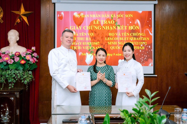 UBND XÃ SÓC SƠN TRAO GIẤY CHỨNG NHẬN KẾT HÔN CÓ YẾU TỐ NƯỚC NGOÀI.- Ảnh 1.