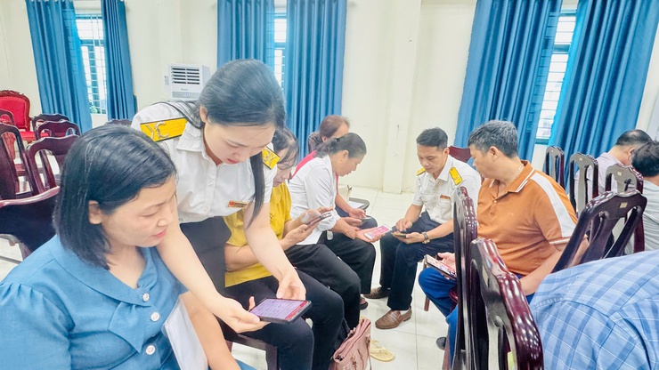 Tam Hưng ra quân chiến dịch 45 ngày đêm hỗ trợ chuyển đổi số: Quyết tâm xây dựng công dân số- Ảnh 5.