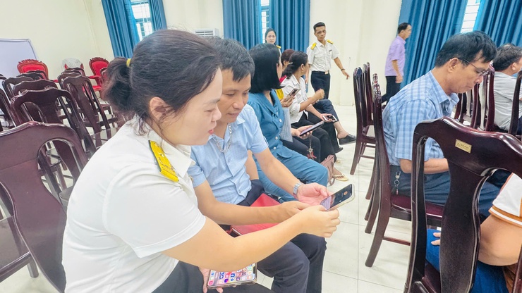 Tam Hưng ra quân chiến dịch 45 ngày đêm hỗ trợ chuyển đổi số: Quyết tâm xây dựng công dân số- Ảnh 7.