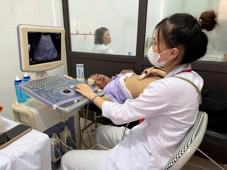 Người dân phấn khởi khi được khám sức khỏe miễn phí và có hồ sơ sức khỏe điện tử lưu trữ trọn đời- Ảnh 1.