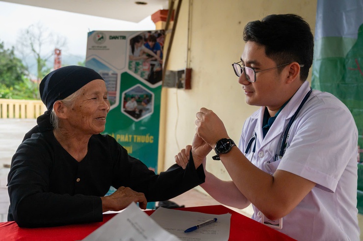 Mang y tế đến gần hơn với người dân vùng xa: Bệnh viện đa khoa Đức Giang phối hợp Báo Dân trí tư vấn sức khỏe tại Thái Nguyên- Ảnh 1.